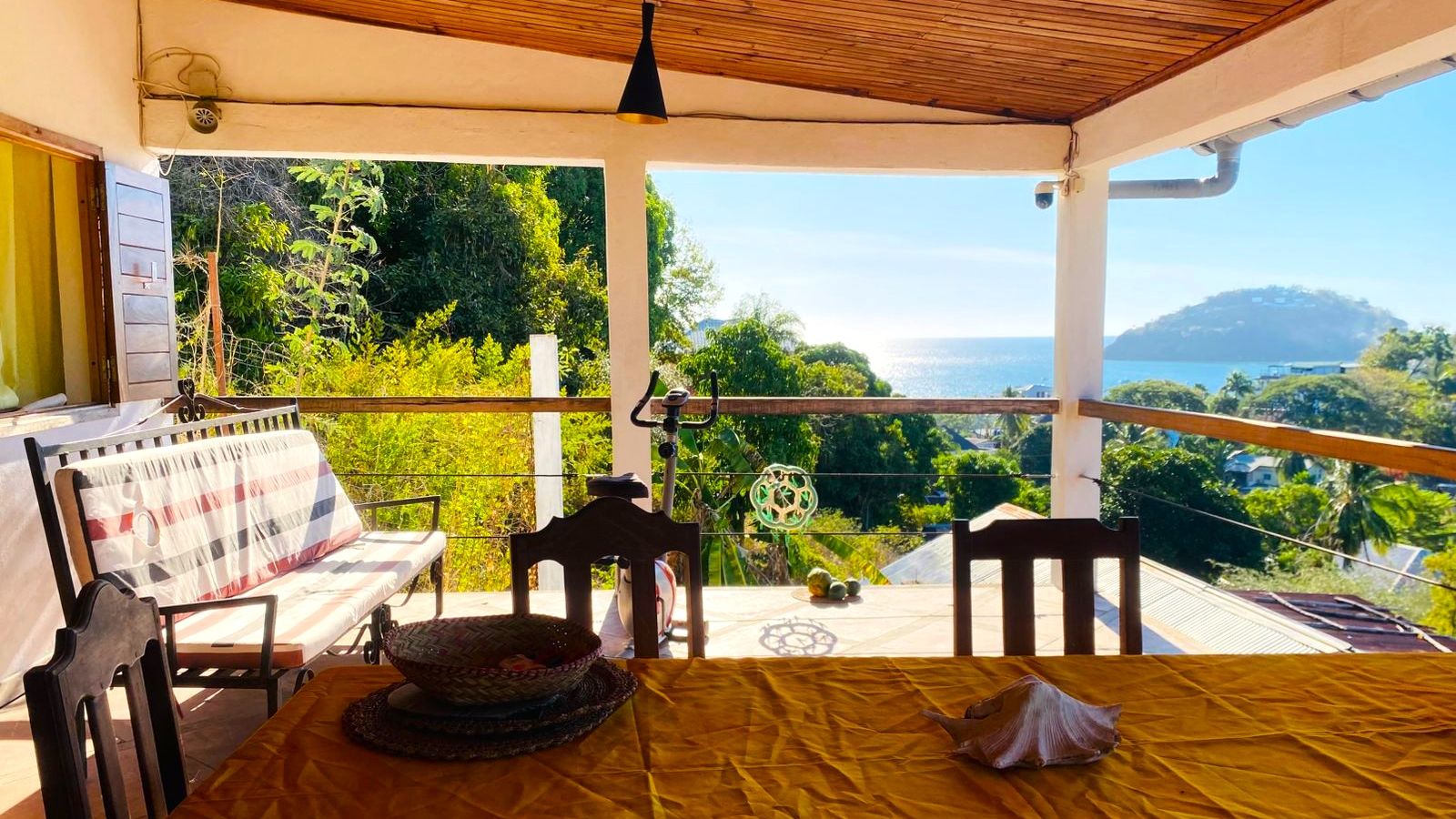 MAGNIFIQUE MAISON AVEC VUE SUR MER DANS UN SECTEUR TOURISTIQUE