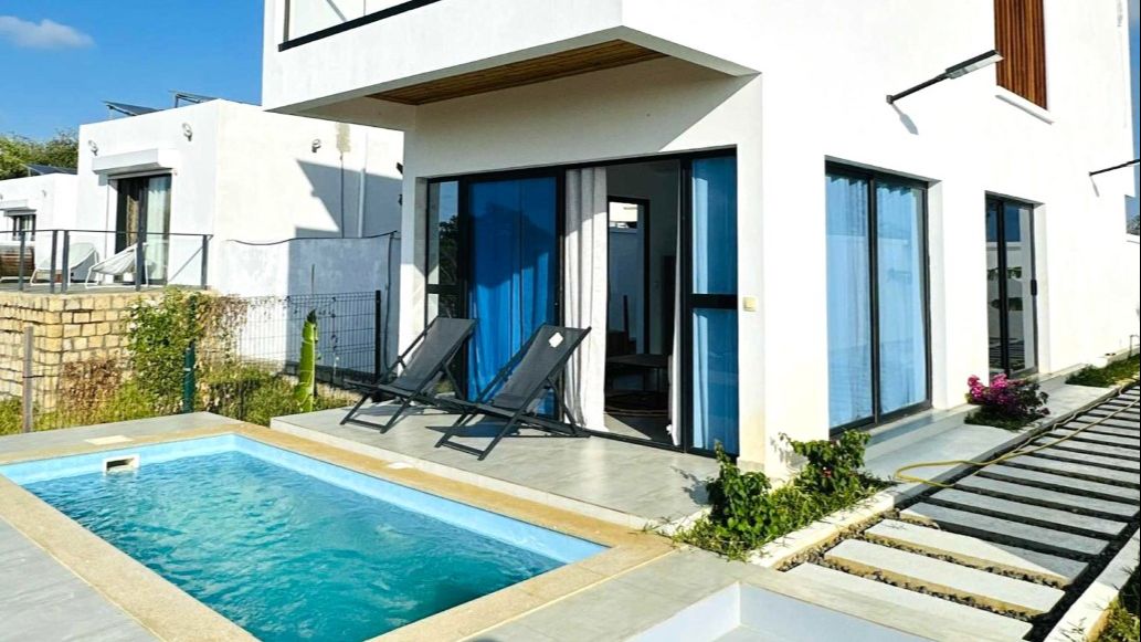 UNE MAGNIFIQUE VILLA MEUBLÉE AVEC VUE IMPRENABLE SUR MER À LOUER