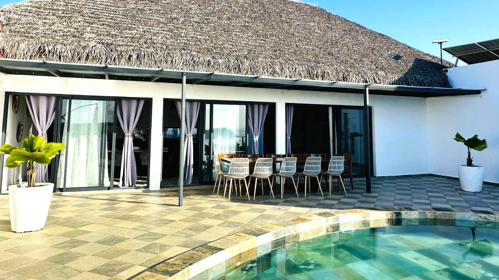 VILLA HAUT DE GAMME AVEC PISCINE ET VUE MER