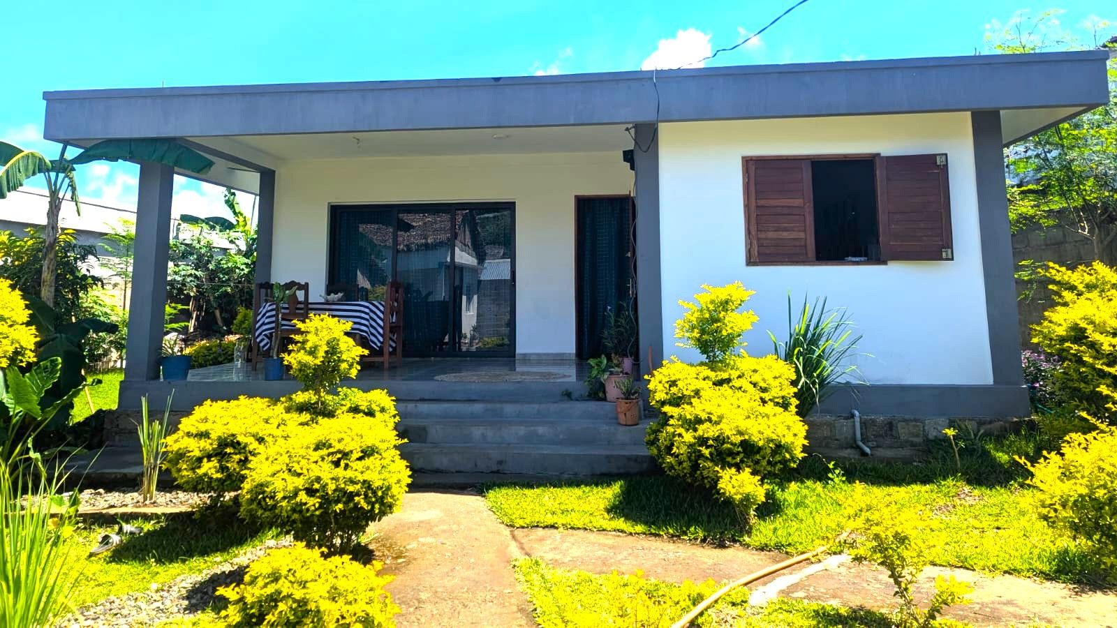 MAISON MEUBLÉE À LOUER À MADIROKELY