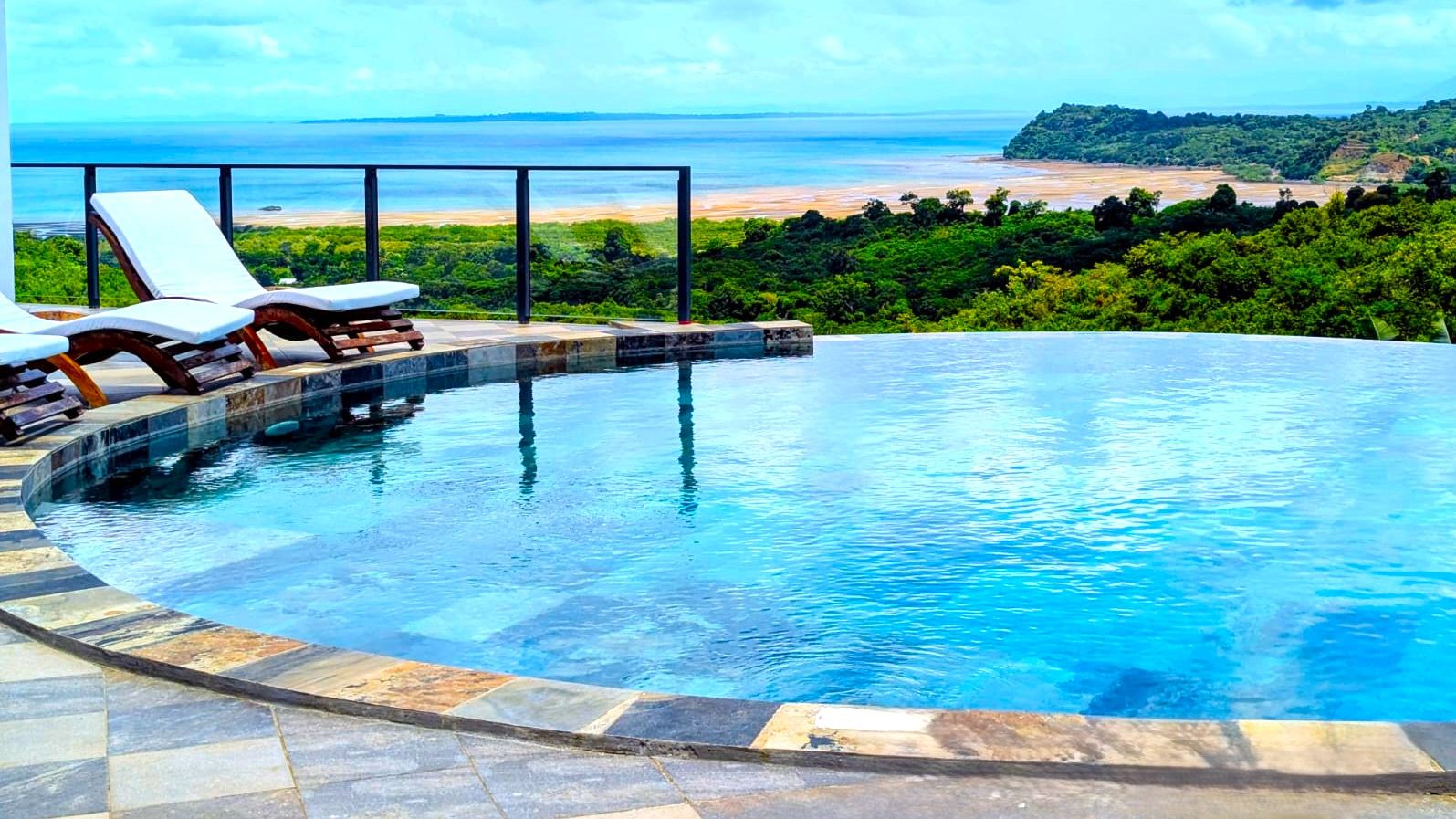 VILLA HAUT DE GAMME AVEC PISCINE ET VUE MER