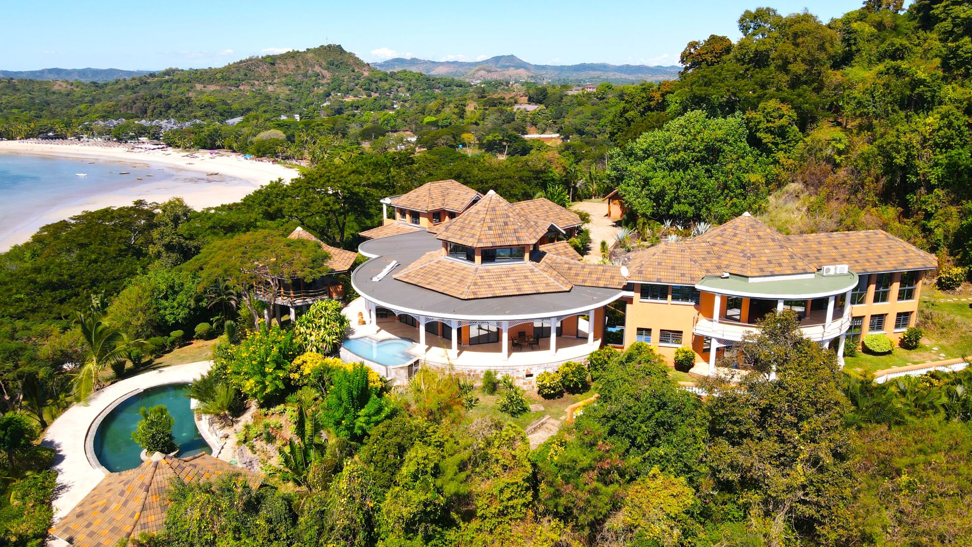 SOMPTUEUSE PROPRIÊTÊ EN FRONT DE MER
