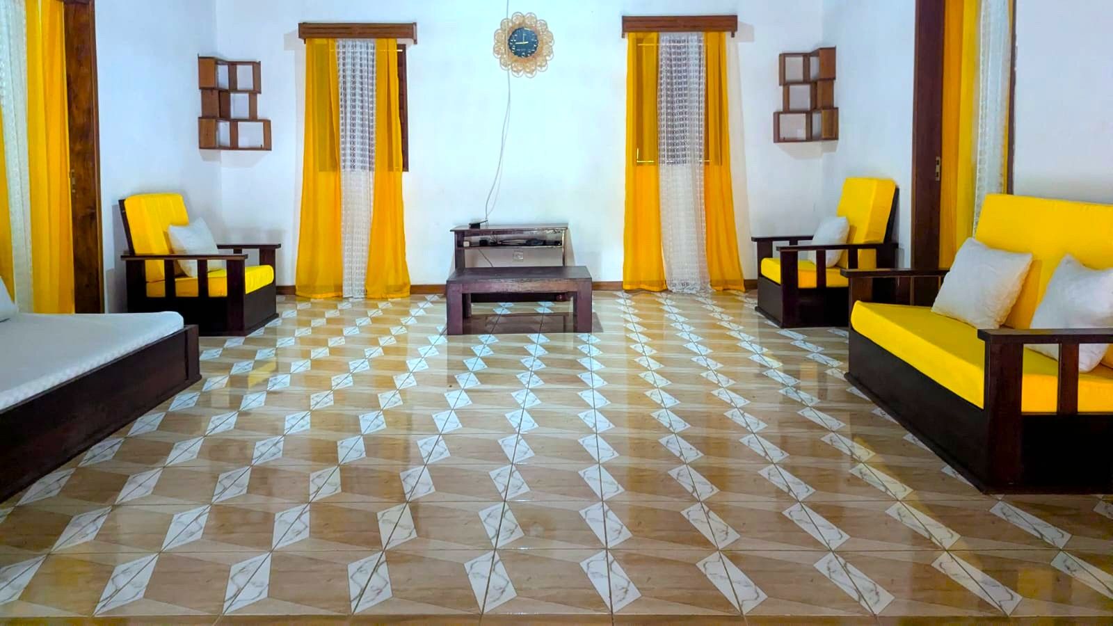 SPACIEUSE MAISON MEUBLÉE ET ÉQUIPÉE À LOUER