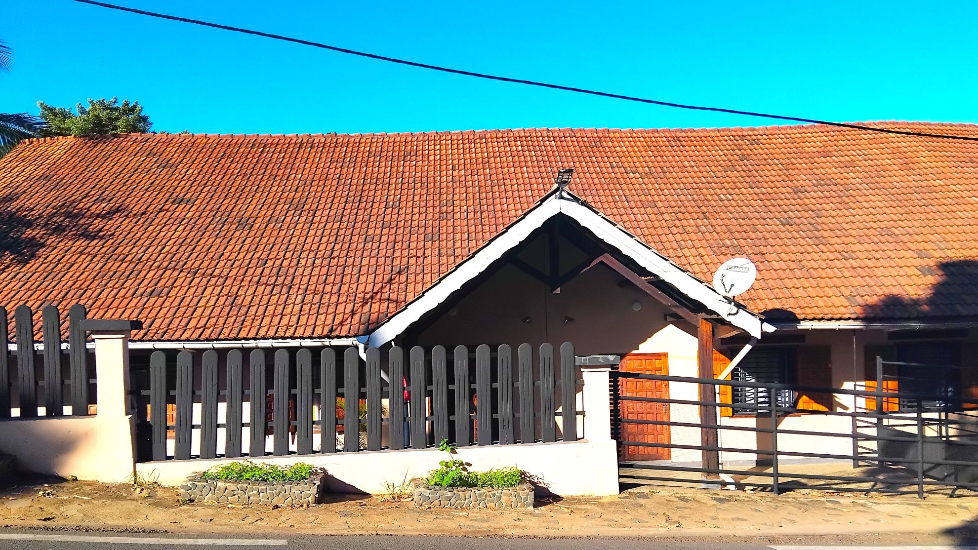 GRANDE MAISON JUMELÉE AVEC TERRASSE VUE MER